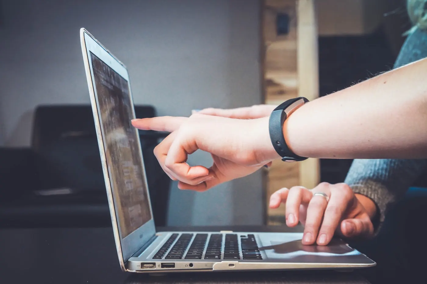 Team analysiert E-Commerce-Daten und Kampagnen